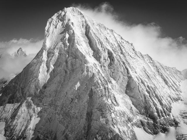 Dent Blanche 202303 DSF6203 L'éloge de la montagne en noir et blanc : l'art visionnaire de Thomas Crauwels