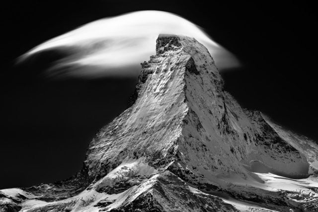 Matterhorn The Hat 201708 DSC2378 Modifier L'éloge de la montagne en noir et blanc : l'art visionnaire de Thomas Crauwels