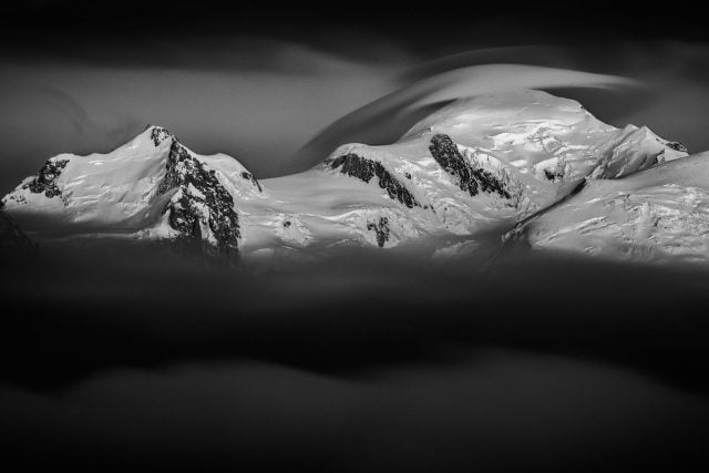 The Hat Mont Maudit Mont Blanc 201406 DSC2281 Modifier L'éloge de la montagne en noir et blanc : l'art visionnaire de Thomas Crauwels
