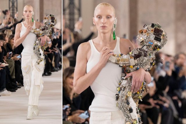 X 36 Somptueux, sensationnel et intriguant : Schiaparelli ouvre la saison de la Haute Couture
