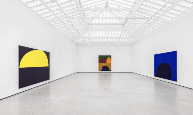 Suzan Frecon, figure majeure de l’abstraction contemporaine, primée pour l'ensemble de son œuvre Vue de l’exposition, “Suzan Frecon: The Light Factory”, David Zwirner, Paris, August 30—October 4, 2025. Courtesy David Zwirner